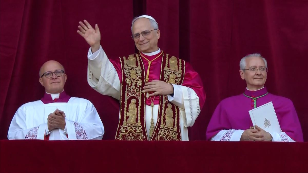 Robert Francis Prevost, León XIV, tras ser elegido papa. Imagen: Agencias