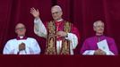 El papa León XIV sale al balcón del Vaticano y saluda a los fieles