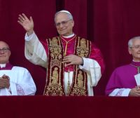 El papa León XIV sale al balcón del Vaticano y saluda a los fieles