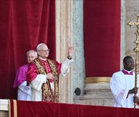 León XIV se presenta ante el mundo con todos los elementos de la vestimenta papal a diferencia de Francisco