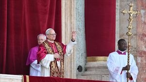 León XIV se presenta ante el mundo con todos los elementos de la vestimenta papal a diferencia de Francisco