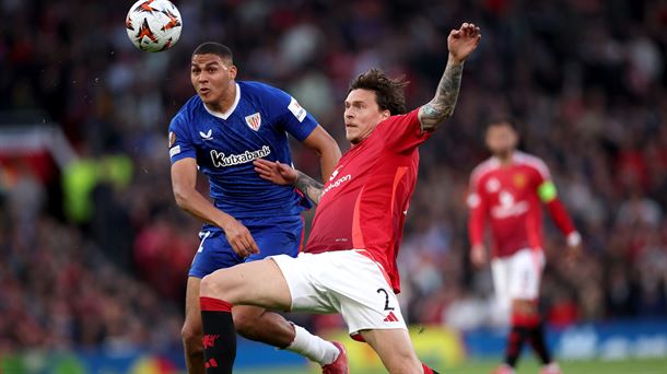 Maroan eta Lindelof baloiaren lehian. Argazkia: EFE. 