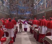 El papa León XIV ha salido entre aplausos de la Capilla Sixtina