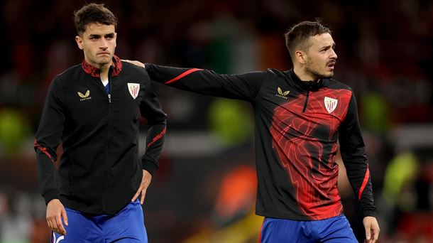 Beñat Prados y Andoni Gorosabel tras concluir el partido en Old Trafford. Foto: EFE