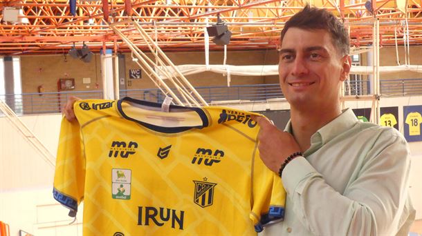 Iñaki Peciña posa con la camiseta del Bidasoa-Irun. Foto: Bidasoa-Irun