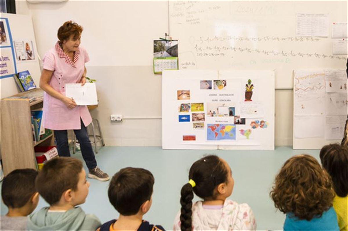 Areatza ikastola publikoko irakasle bat haurrekin gelan. Argazkia: Irekia