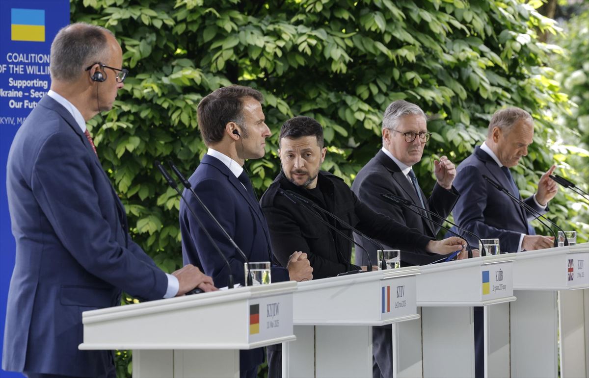 'Boluntarioen koalizioaren' agerraldia, Zelenskirekin, Kieven. EFE.