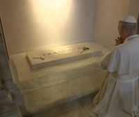 Leon XIV.a Santa Maria Nagusia basilikan izan da, eta Frantziskoren hilobiaren aurrean otoitz egin du