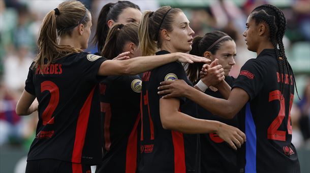 Bartzelonako jokalariak, Betisi sartutako 9 goletako bat ospatzen. Argazkia: Efe. 