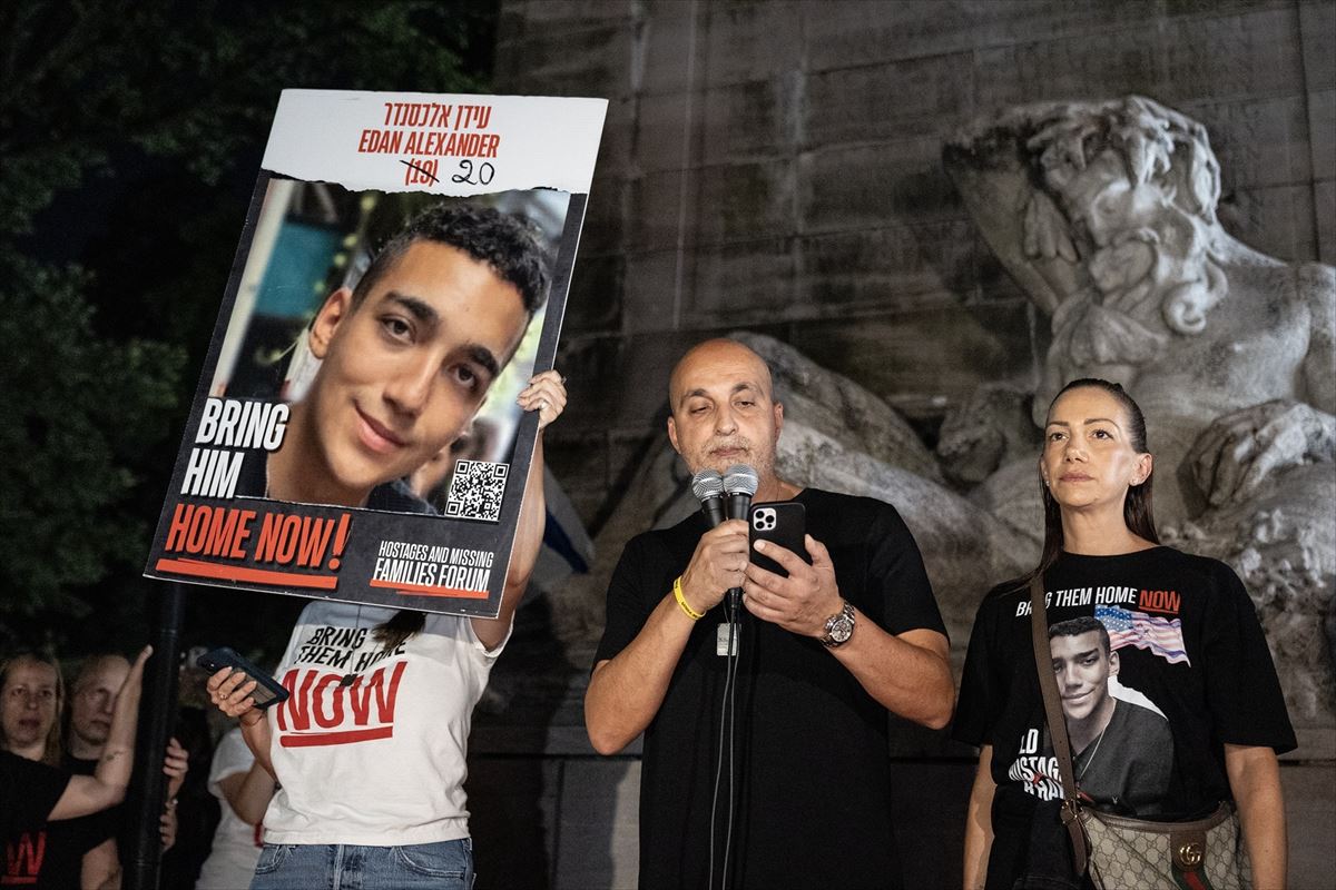 Familiares de Edan Alexander en un acto en Nueva York. Foto: EuropaPress
