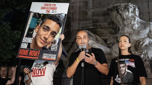 Edan Alexanderren senideak New Yorken. Argazkia: EuropaPress