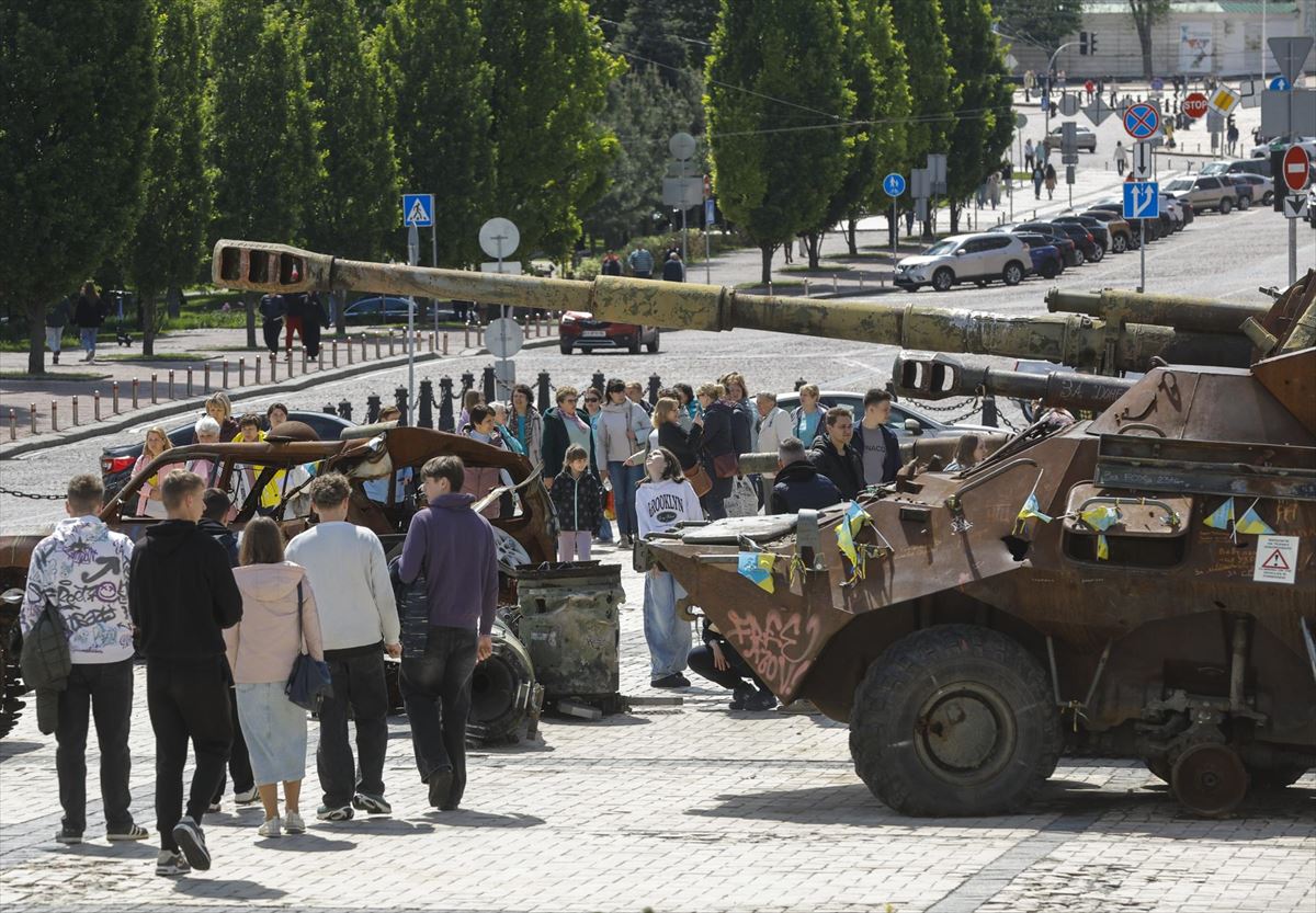 Equipo militar ruso destruido y vehículos civiles ucranianos dañados expuestos en Kiev