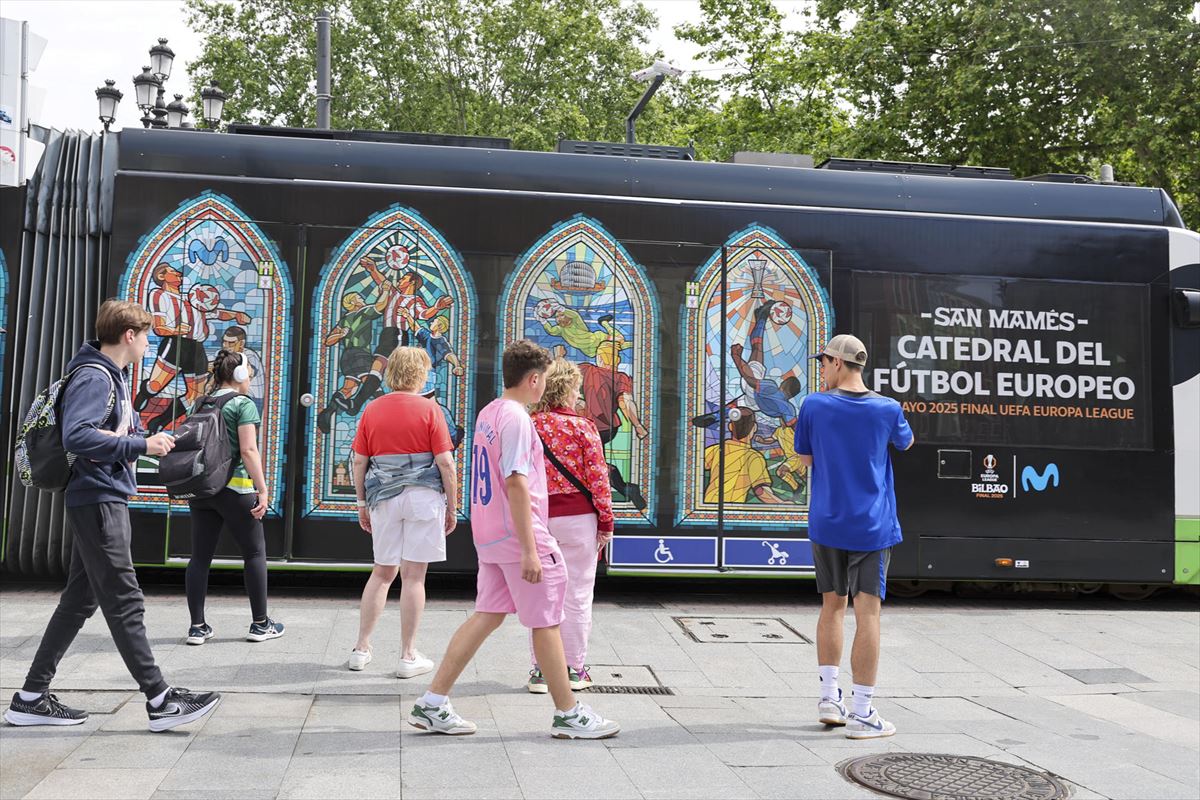 Un tranvía anuncia la final de la Europa League el 21 de mayo en San Mamés. Foto: EFE
