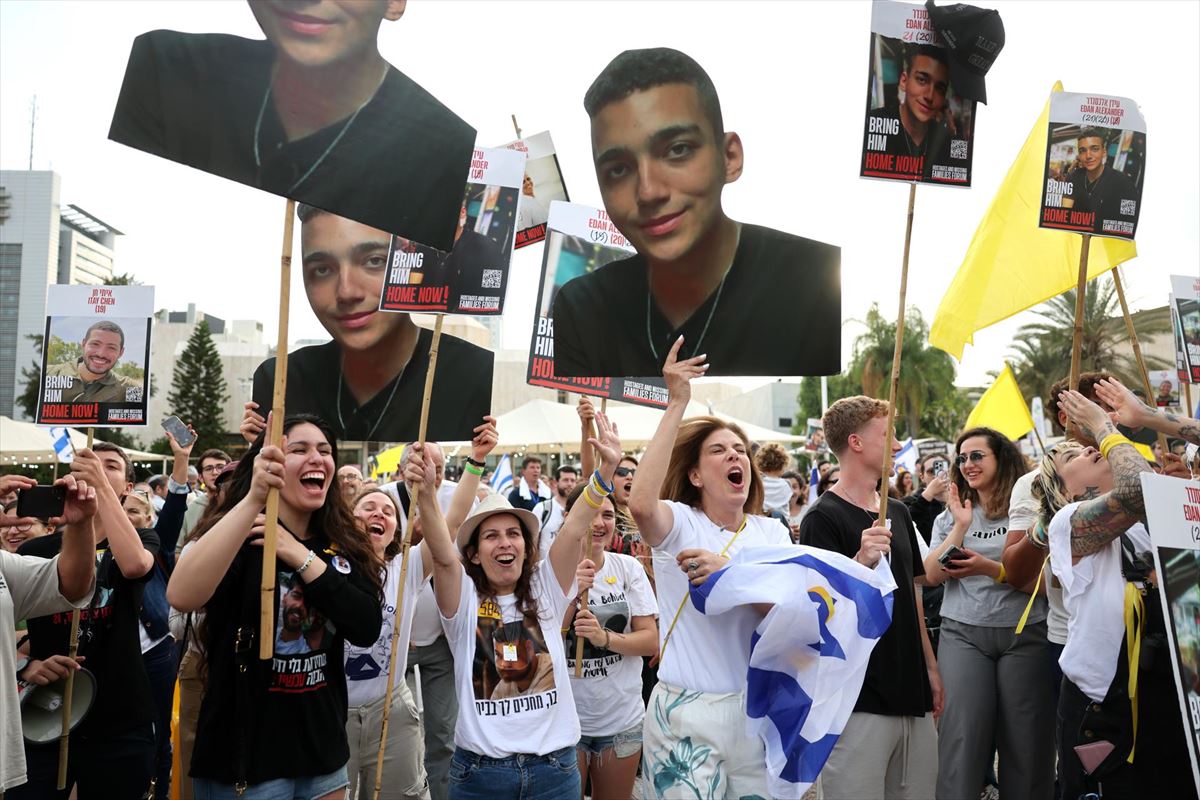Israelíes celebran la liberación de Edan Alexander. Foto: EFE