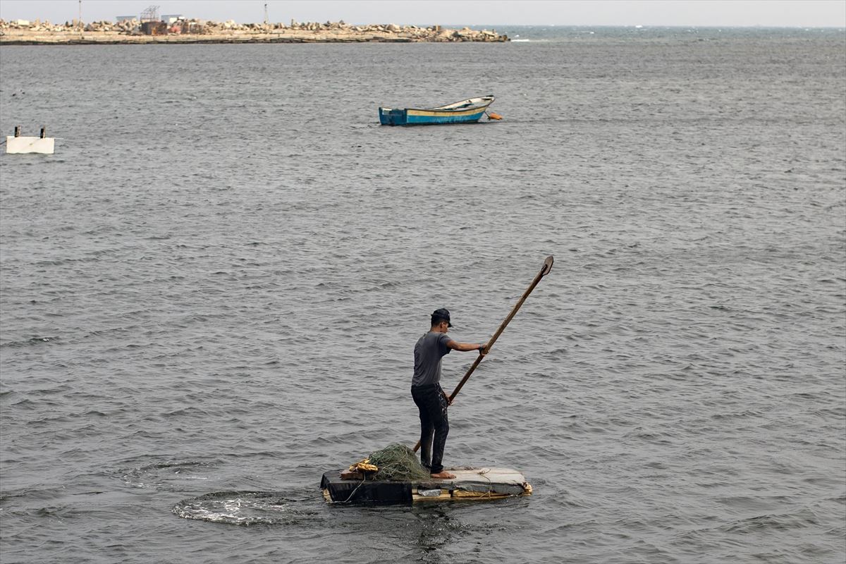 A Palestinian fisherman will ride this Monday in a spontaneous raft in Gaza. The Palestinians continue to fish despite the closure of the boundaries and the shortage of delivery, which influences availability, making fishing an expensive product in Gaza. Photo: EFE