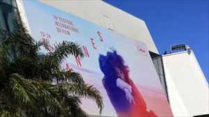 'Un homme et une femme' filmeko besarkada jaso du aurtengo kartelak. Argazkia: Efe. 