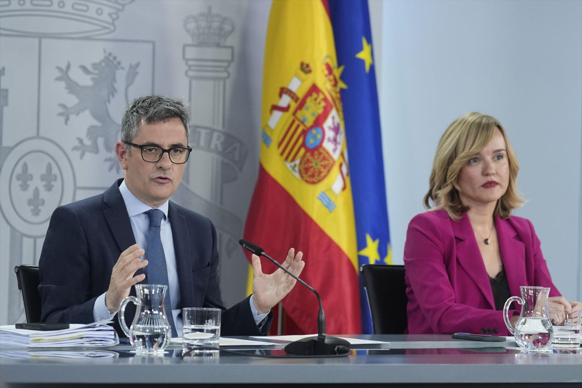 Felix Bolaños eta Pilar Alegria Ministroen Kontseiluaren ondorengo prentsaurrekoan. Irudia: EFE.