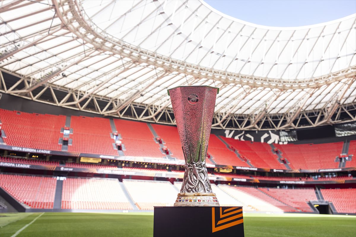 El trofeo de la Europa League en San Mamés. Imagen: Ayuntamiento de Bilbao
