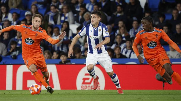 Barrenetxea, que ha salido en la segunda parte, busca una internada por su banda. Foto: EFE. 