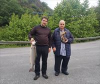 Pescan el primer (y último) salmón de la temporada en el río Bidasoa