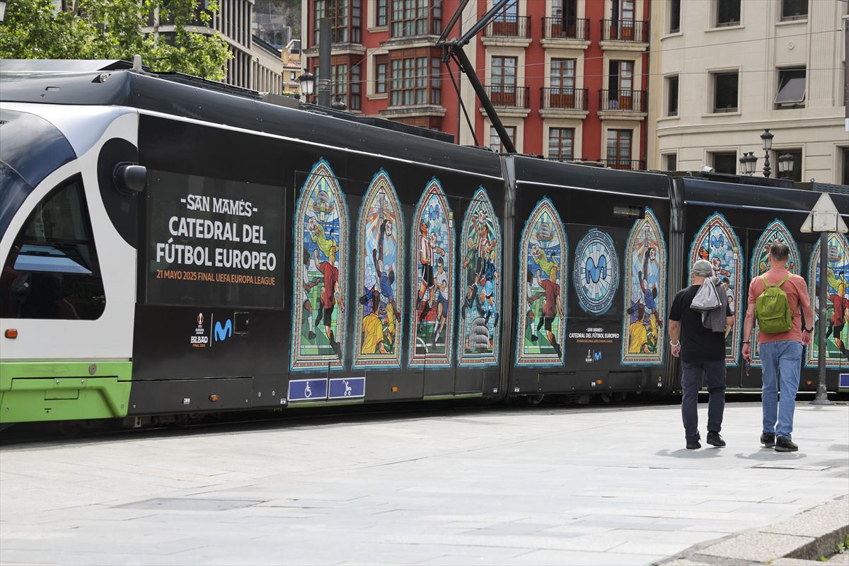 Un travía decorado en Bilbao con motivo de la final de la Europa League. EFE