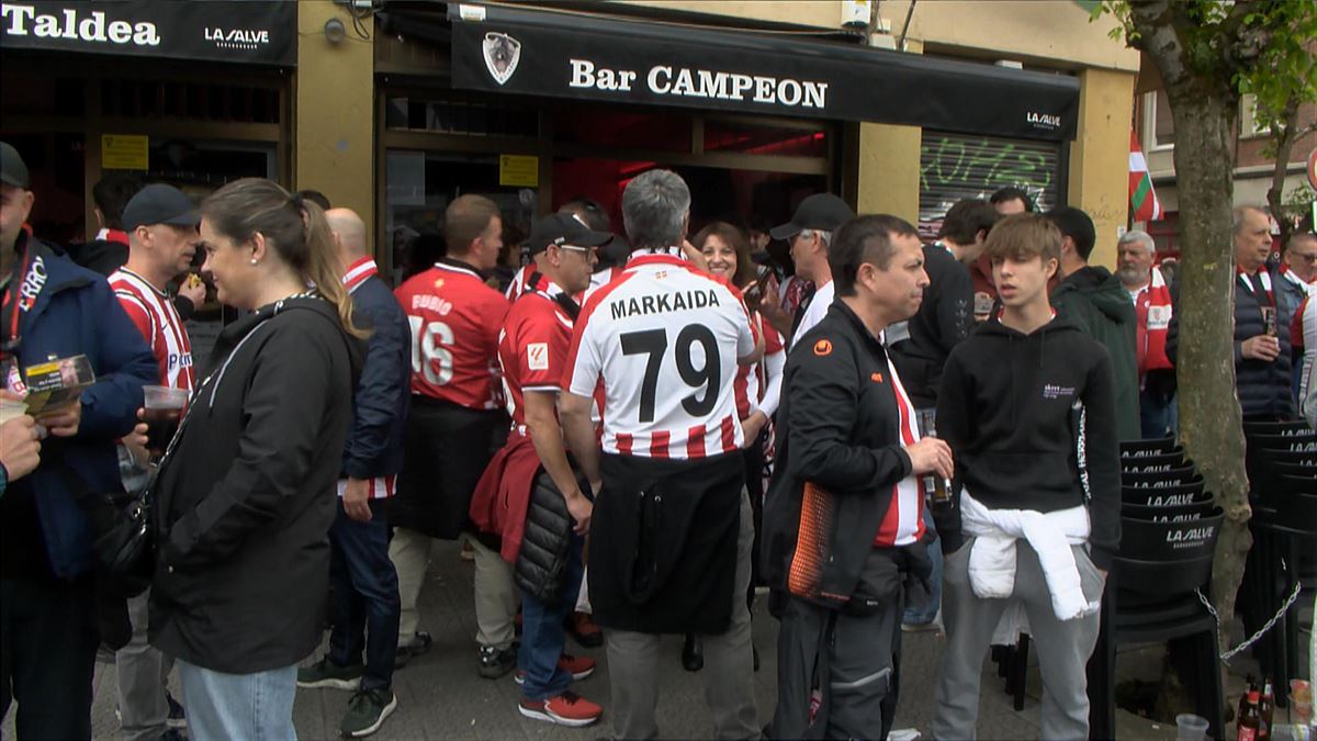 San Mames inguruko taberna bat, Athleticen partida baten aurretik. 