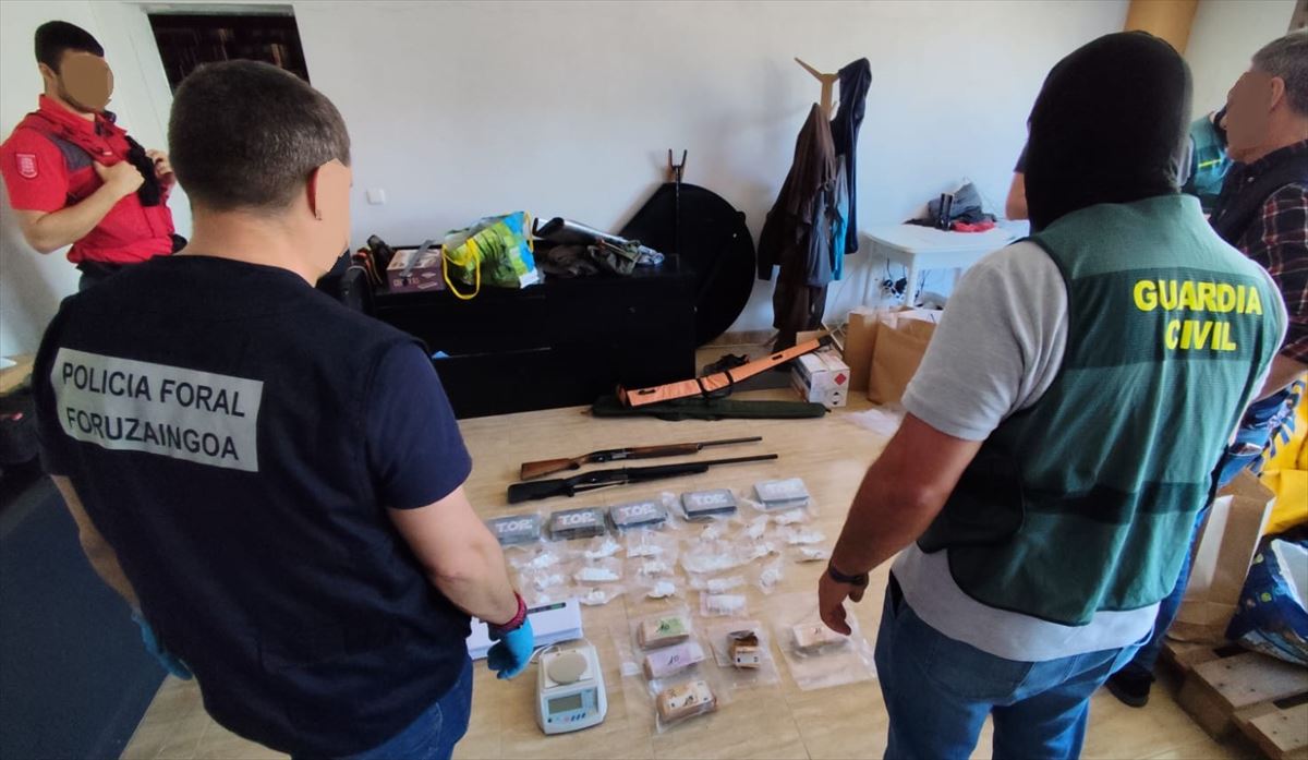 Polizia operazioan konfiskatutako materialaren zati bat. Argazkia: @policiaforal_na
