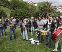 Echa a andar la cuarta edición de Euskaraldia, momento de plantarse las chapas 'belarriprest' o 'ahobizi'