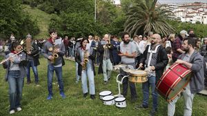 Echa a andar la cuarta edición de Euskaraldia, momento de plantarse las chapas 'belarriprest' o 'ahobizi'