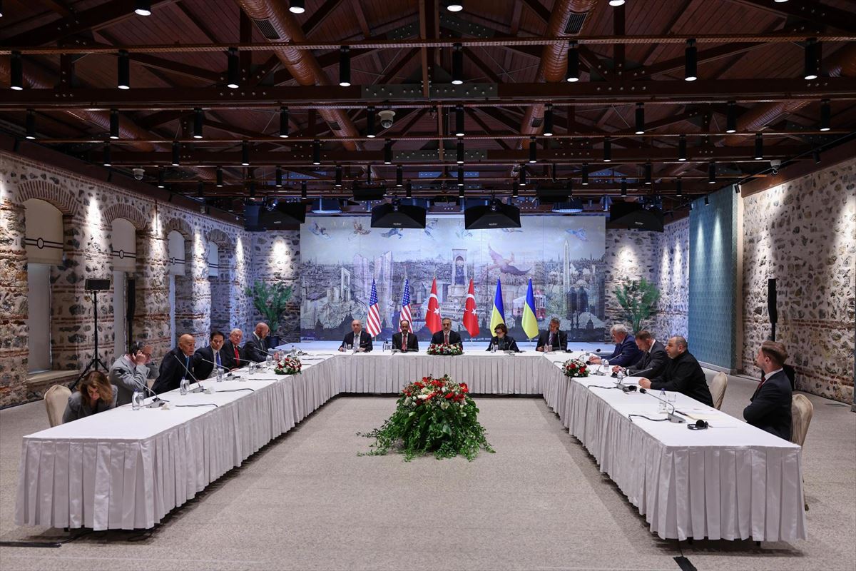 2022tik bildu gabe, Istanbulen negoziatzen ari dira Errusia eta Ukrania