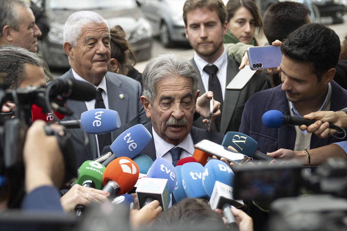 Miguel Ángel Revilla atiende a la prensa tras finalizar el acto de conciliación. EFE. 