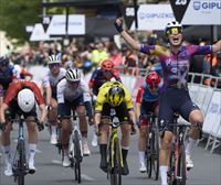 Bredewold es la primera líder de la Itzulia tras imponerse con autoridad en Agurain