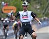 Ayuso conquista la primera etapa de montaña y Roglic se enfunda la maglia rosa
