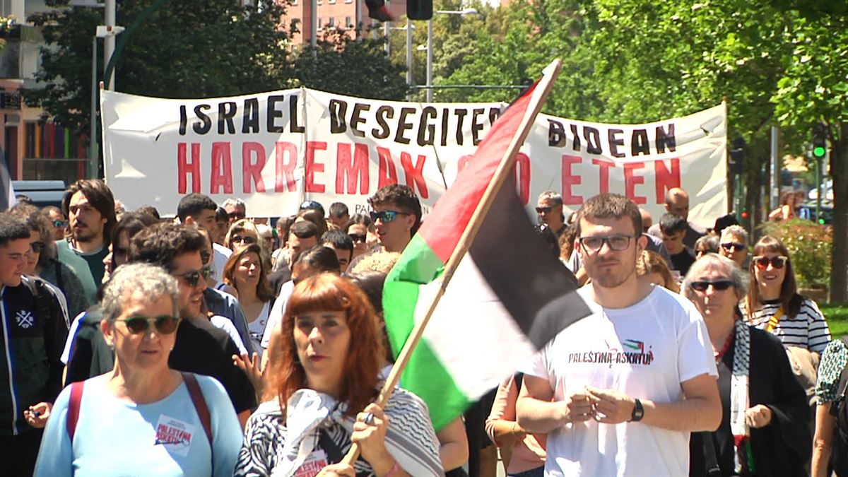 Israelgo estatua desegiteko eskatu dute milaka lagunek Iruñean Palestinarekin Elkatasuna plataformak deituta