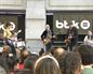 Gorka Urbizu llena la Gran Vía bilbaína de euskera y de música