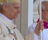León XIV recibe emocionado el Anillo del Pescador y el palio, símbolos del poder papal