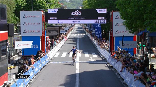 Demi Vollering cruza en solitario la línea de meta de Donostia. EITB Media