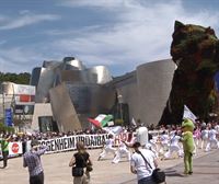 Cientos de personas protestan contra el Guggenheim de Urdaibai en el Día de los Museos