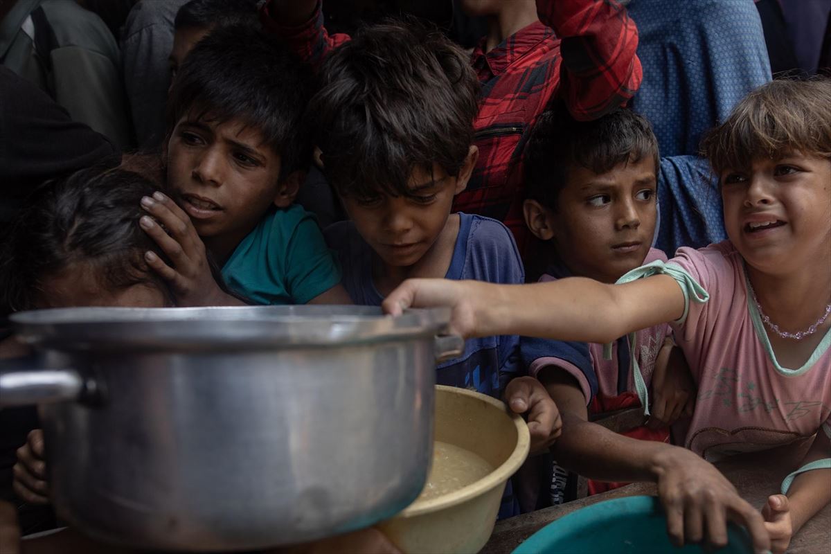 Niños y niñas pidiendo comida en Gaza