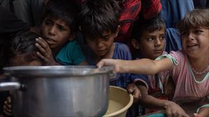 Niños y niñas pidiendo comida en Gaza