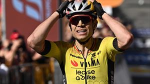 Van Aert celebra la victoria. Foto: EFE