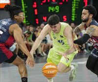 Howard lidera la victoria ante el Barça y abre la puerta de los playoffs al Baskonia (110-98)