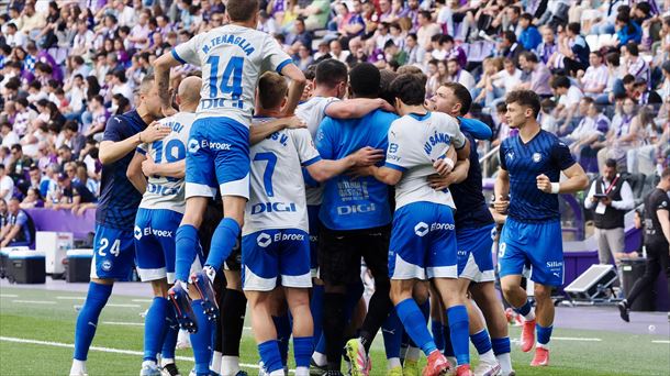 Los jugadores del Alavés celebran el gol de Kike García. EFE
