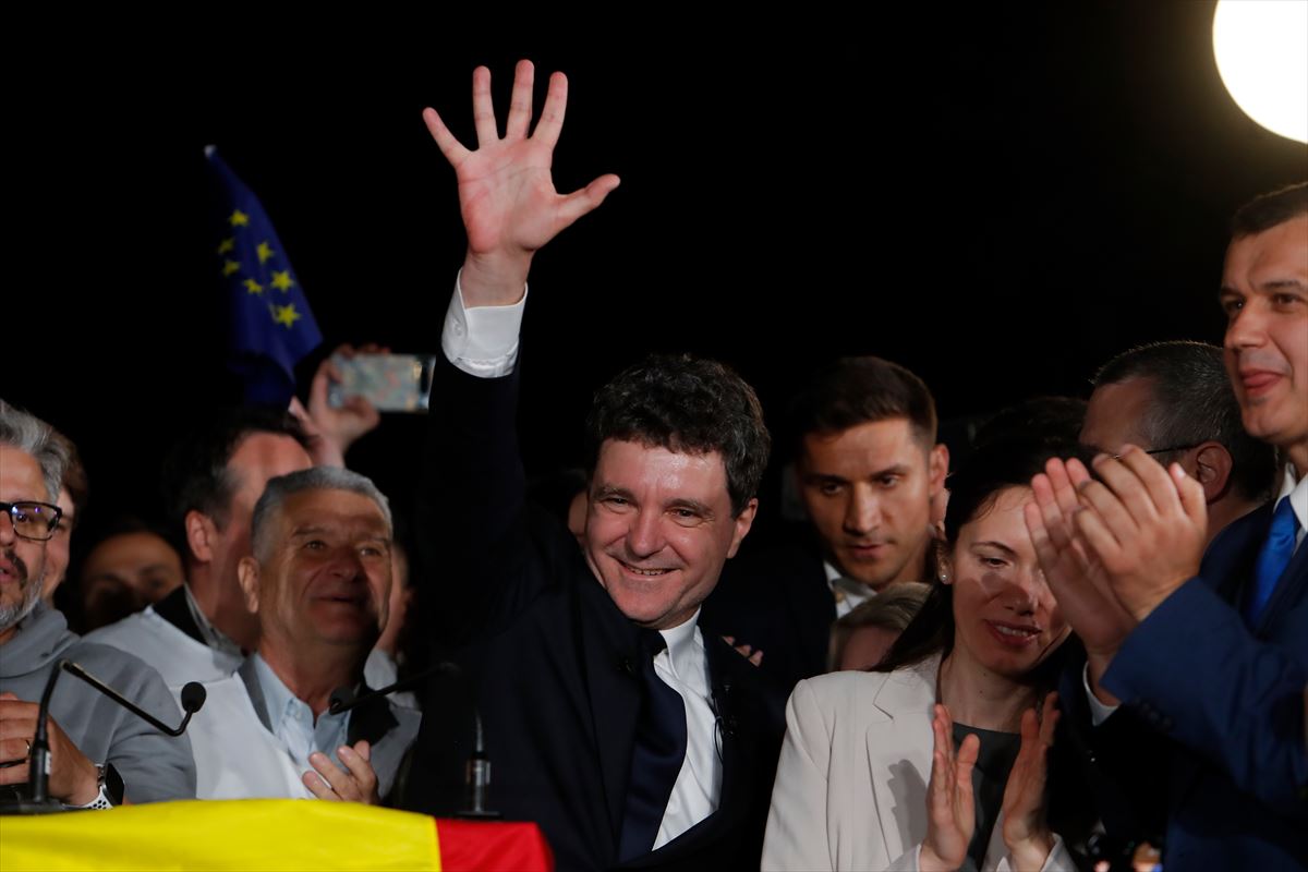 El candidato europeísta Nicusor Dan, tras conocer los resultados. Foto: EFE