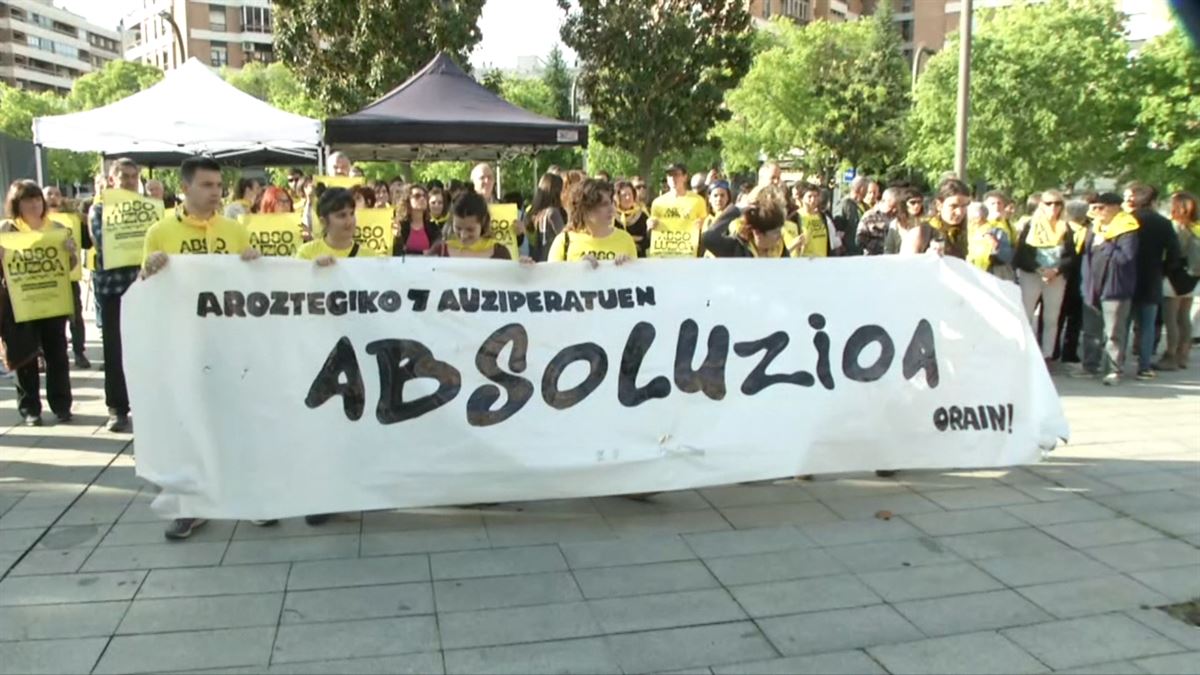 Concentración de apoyo a los encausados, antes de entrar al juzgado. Foto: EITB MEDIA