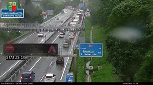 Itxita dago N-1 errepidea Legorretan, Irunerako norantzan, kamioi bat irauli ondoren
