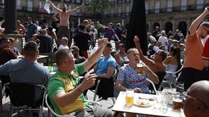 Ambientazo 'inglés' en las calles de Bilbao la víspera de la final de la Europa League