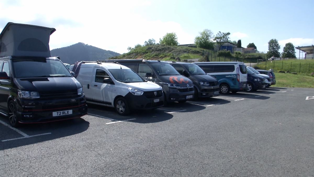 Algunos aficionados ingleses han optado por alquilar autocaravanas para dormir en Bilbao