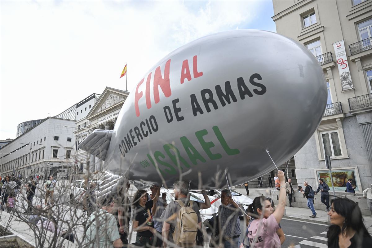 Protesta en la puerta del Congreso para exigir el embargo de armas a Israel. Foto: EFE