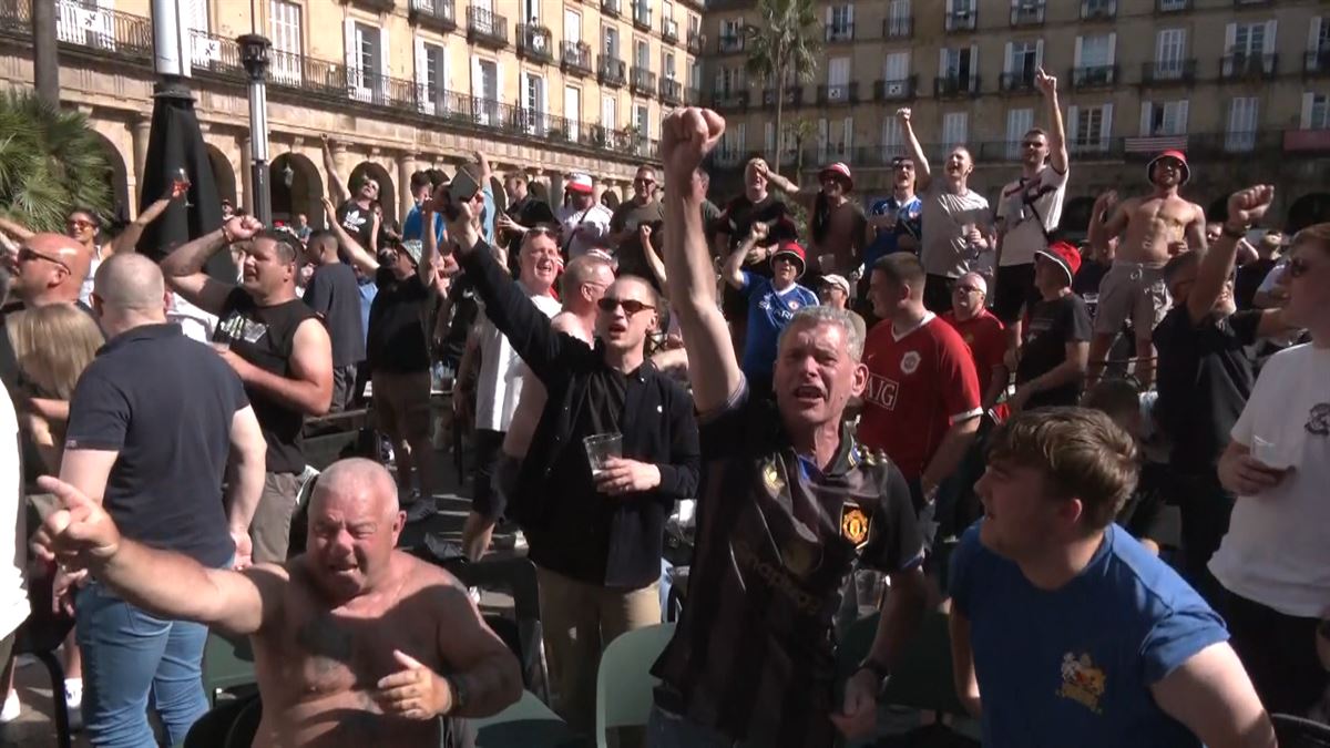Aficionados ingleses, ayer en la Plaza Nueva. EFE